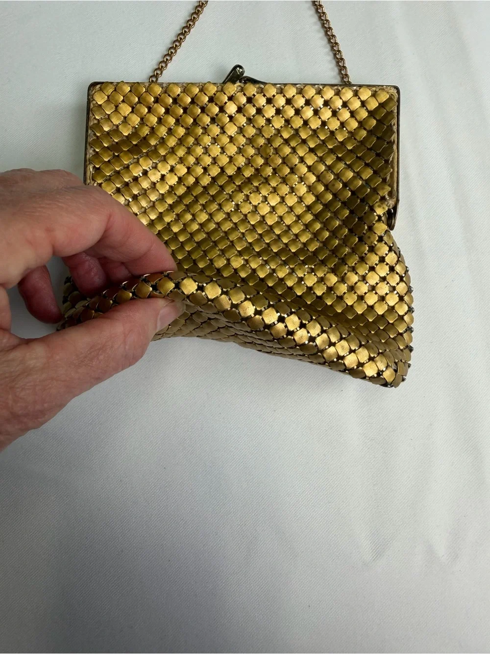 Vintage Beauty - Gold Chainmail Tiny and Elegant Evening Bag - excellent vintage - Picture 9 of 16